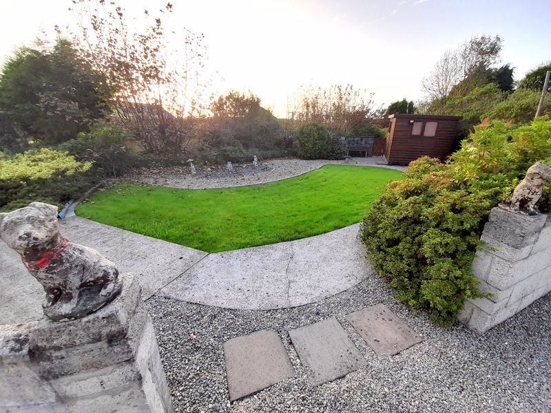 Curved Lawn